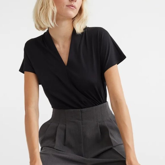 H&M - NWOT V-neck Top - Picture 2 of 6